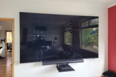 98inch-Samsung-TV-Wallmounted-blackscreen-sonos-soundbar-fetchbox-2-scaled